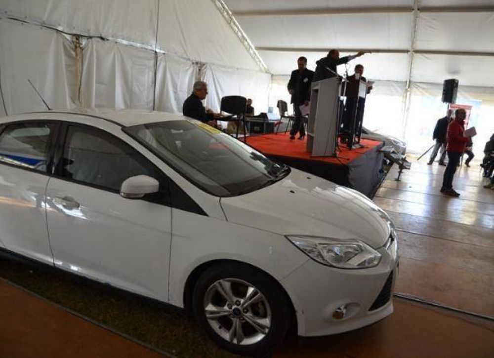 A golpe de martillo comenz� el remate de 201 veh�culos del Gobierno