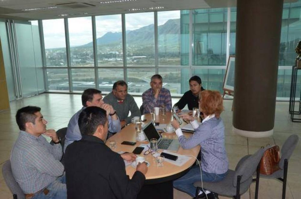 La ministra Ba�uelos recibi� a los responsables del Departamento Informaciones de la Polic�a