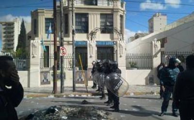 Furia en Lan�s: violencia, acusaciones y las verdades que se diluyen en el humo del caos