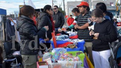Docentes organizaron feria de pulgas para recaudar fondos