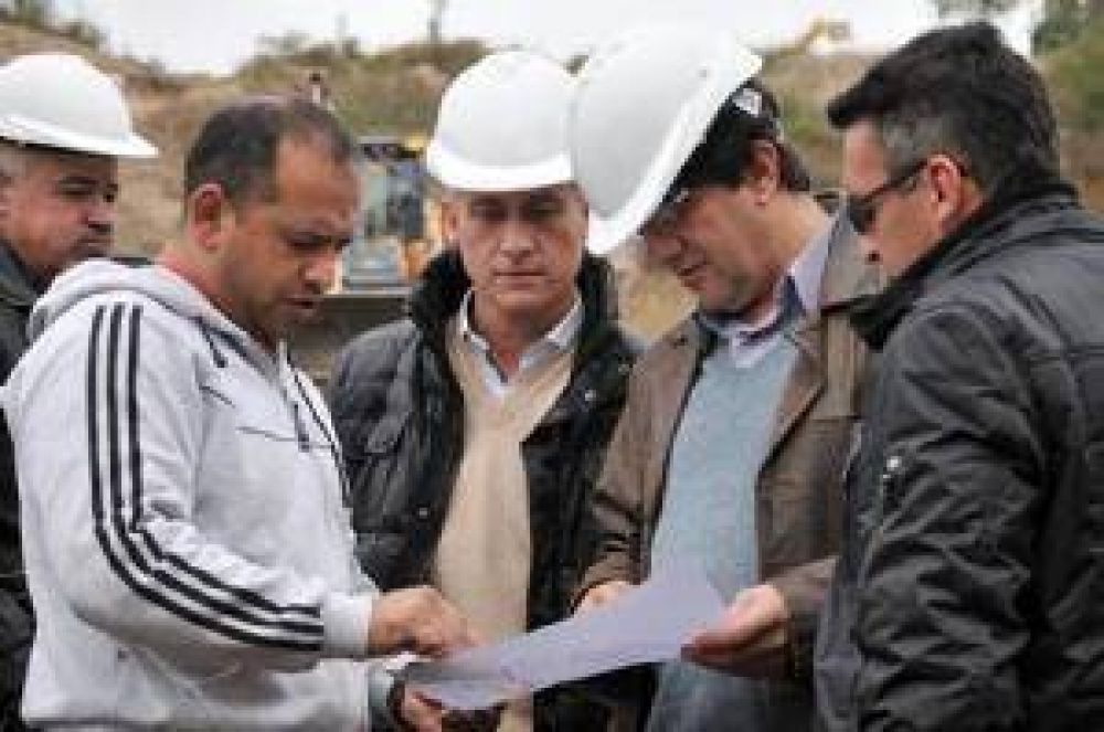 Avil�s recorri� los terrenos de las 119 familias