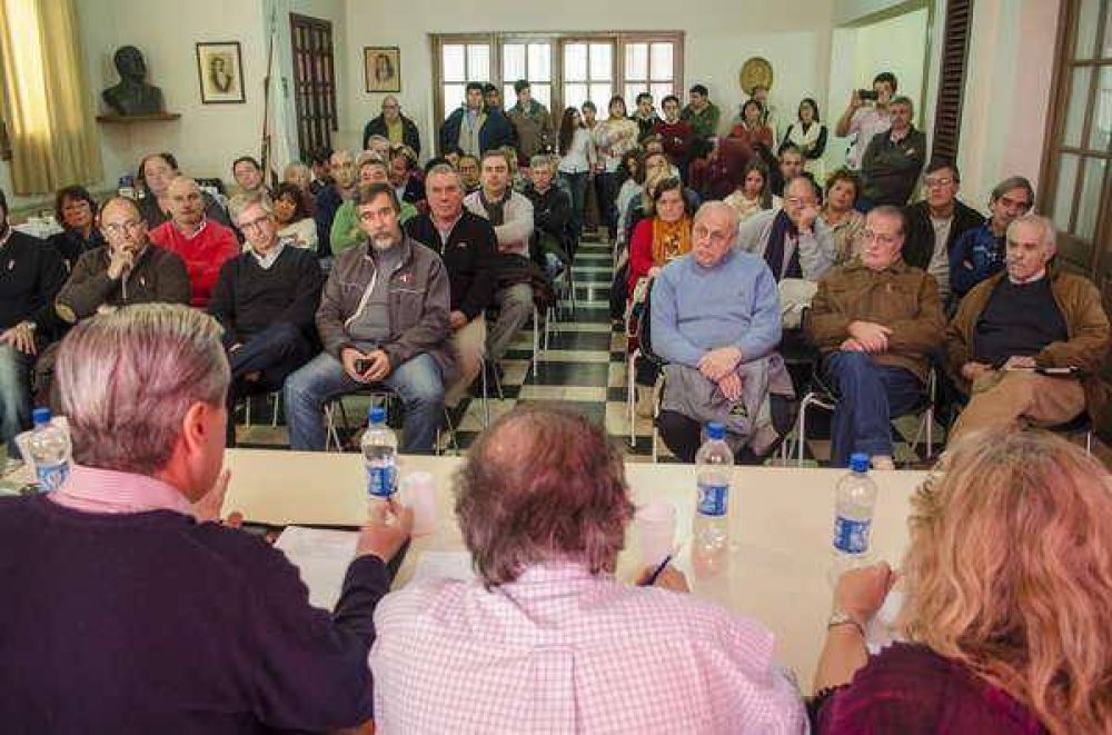 Dirigentes radicales debatieron c�mo aportar soluciones que pueda implementar el gobernante frente Cambiemos