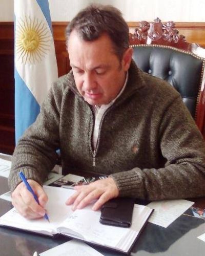 TAL CUAL SE HAB�A ANUNCIADO, EL MUNICIPIO PAGAR� LOS SUELDOS CON 10% DE AUMENTO, MAS LAS HORAS EXTRAS A SUS EMPLEADOS