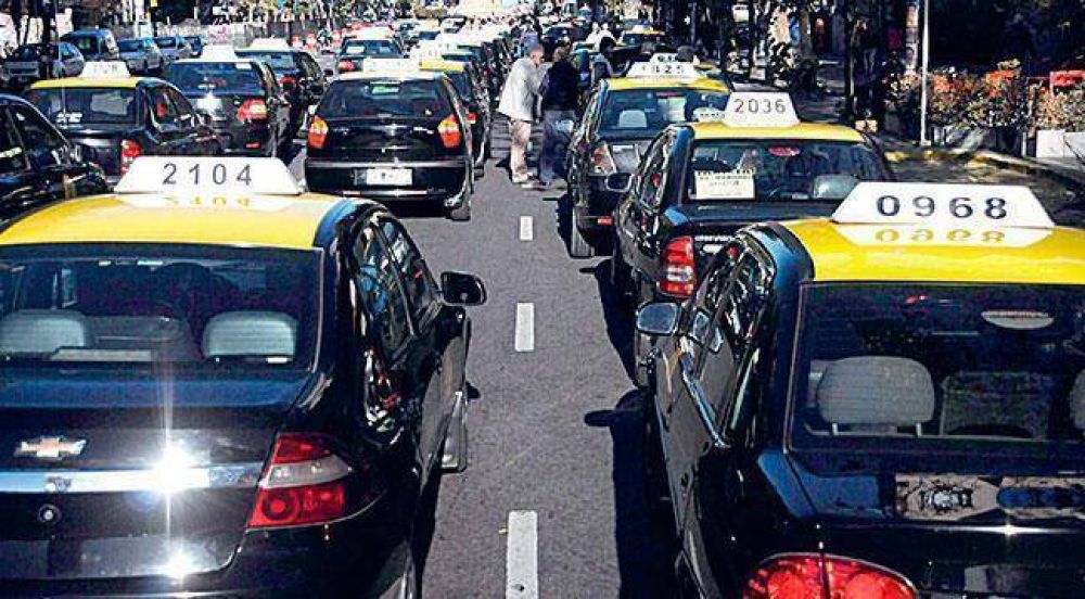 Taxistas analizan medidas tras no abordarse el aumento en la bajada de bandera