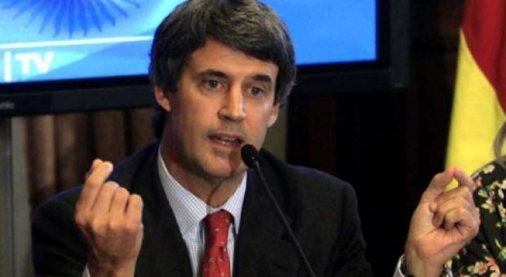 A contra mano de todos, Prat Gay dice que en abril aument� �el empleo y los salarios�