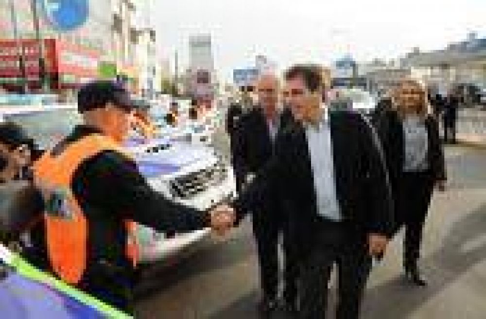 Ritondo entreg� 35 m�viles al Comando de Patrullas de Lan�s