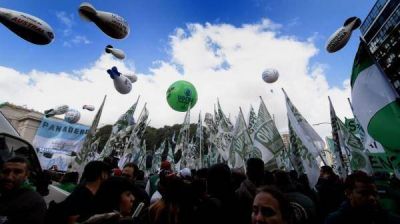 Siguen los cruces entre Naci�n, el peronismo y los gremios: Triacca dice que Macri 