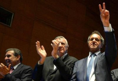 Incidentes y corridas en la asunci�n de la f�rmula Gioja-Scioli al frente del PJ