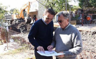 Katopodis supervis� obras de pavimento en Barrio Independencia