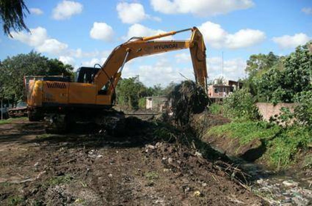 Desobstruyen y limpian arroyos en distintos barrios de Almirante Brown