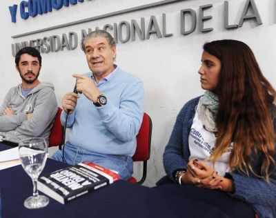 V�ctor Hugo Morales present� su �ltimo libro en la Facultad de Periodismo