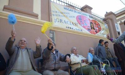 El clima y la fe se conjugaron para que una multitud acompa�e a la Cruz de los Milagros
