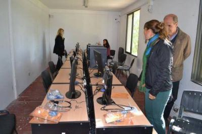Zurro est� orgulloso por la culminaci�n del N�cleo de Acceso al Conocimiento