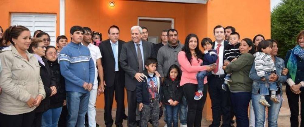 Entregaron viviendas sociales e inauguran una plaza en la localidad de Laprida