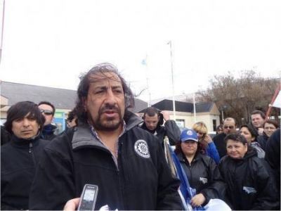 �No descartamos la toma de f�bricas�, advirti� Mart�nez