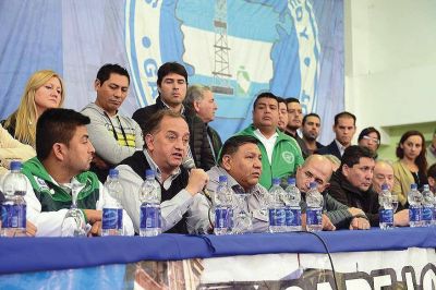 �Si no se cumplen los compromisos, van a encontrar un Comodoro unido en lucha�