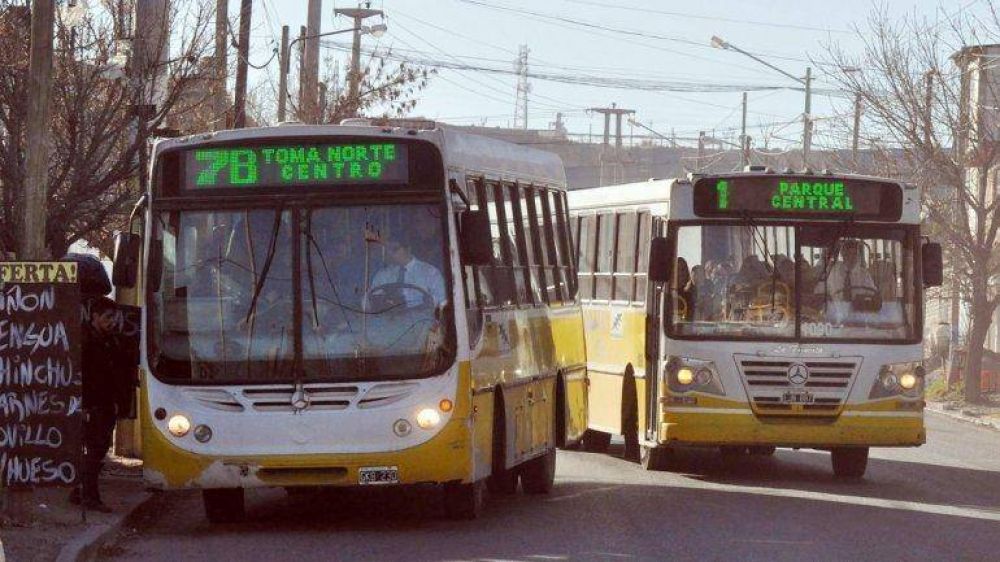 Colectivos demorados: no salieron de la base de Indalo por falta de gasoil