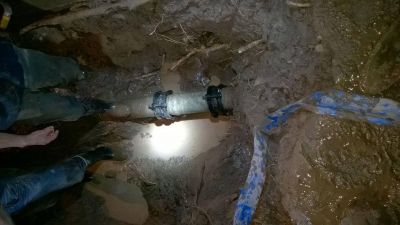 Rotura de ca�o maestro de la red de agua oblig� al corte del servicio