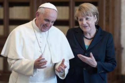 Francisco ver� en privado a Merkel antes de recibir el premio Carlomagno