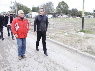 Bajo Rondeau: el intendente encontr� calles en mal estado por las p�rdidas de ABSA