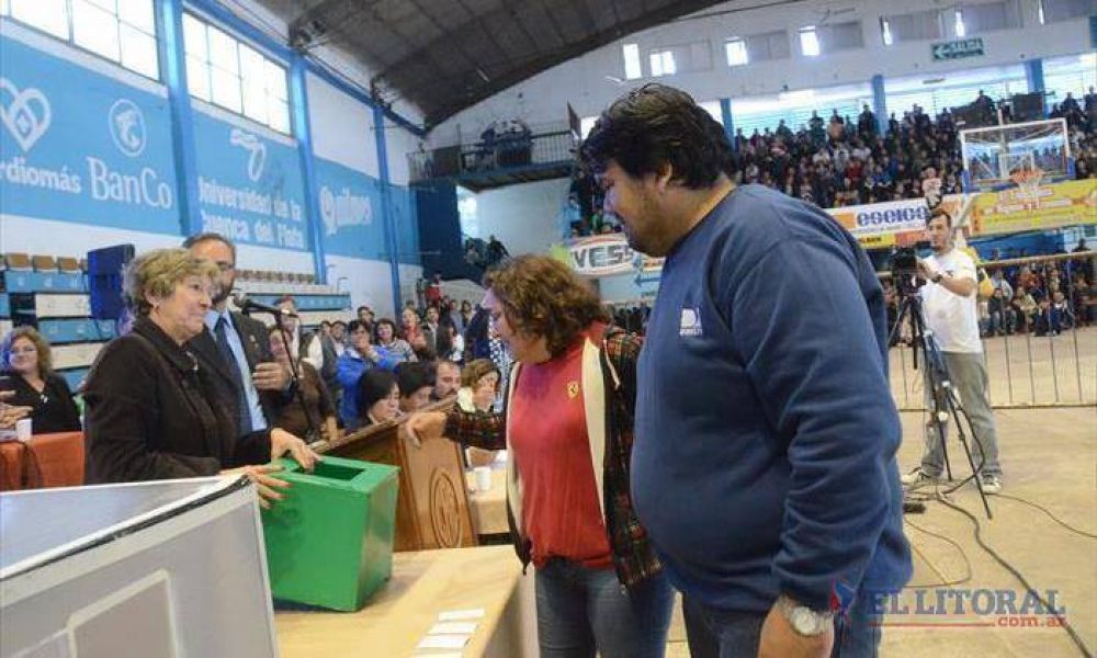 Sortearon 180 viviendas: hubo emoci�n, largas colas, mucho malestar y bronca