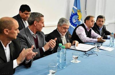 Apoyo a Comodoro: Das Neves firm� contratos para 300 viviendas