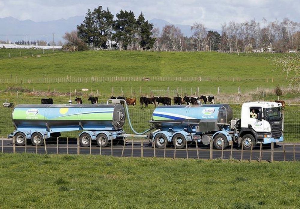 Paralizados por la crisis tambera, camioneros regalarn leche