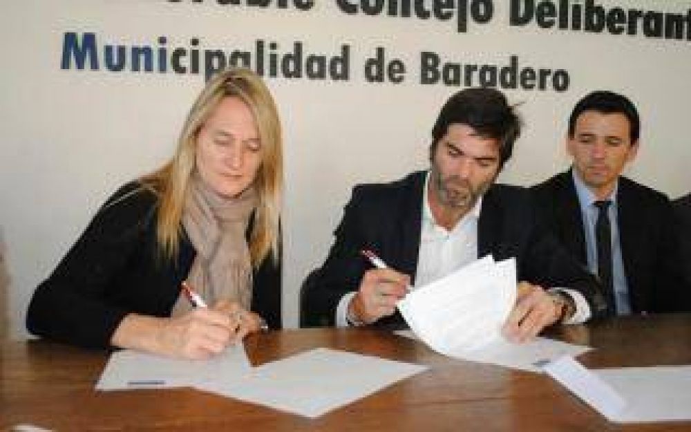 Baradero firm convenio con Provincia Microempresas