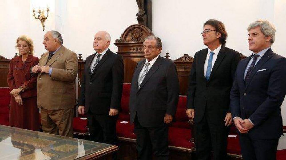 Miembros de Cortes de todo el pa�s deliberan en Santa Fe