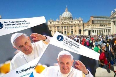 El papa Francisco recibe en sus manos el premio Carlomagno