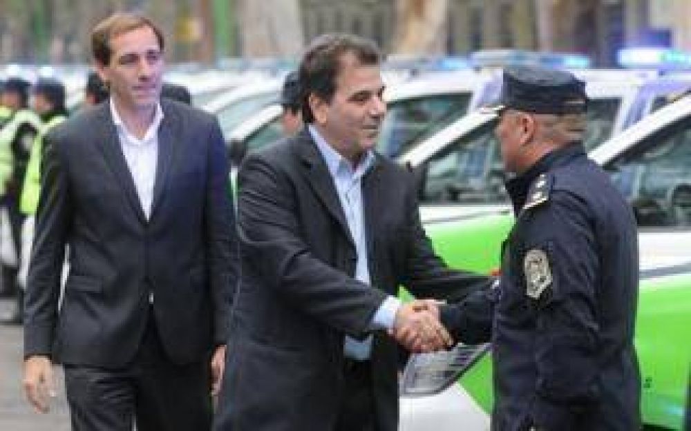 Ritondo entreg� 82 m�viles para reparticiones en toda la Provincia