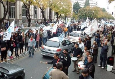 Multitudinaria caravana en el cierre del paro de judiciales