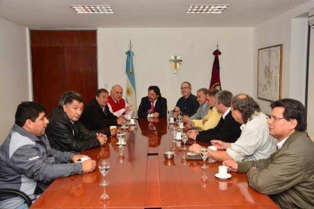 Gustavo S�enz se reuni� con representantes gremiales municipales