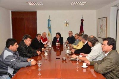 Gustavo S�enz se reuni� con representantes gremiales municipales