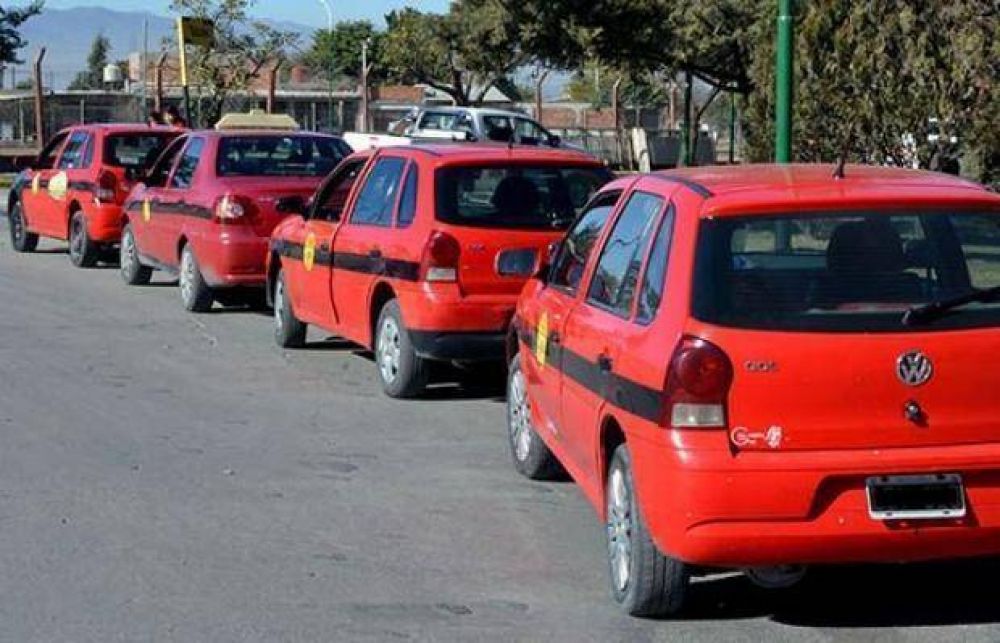 Los taxistas se movilizaron hasta la AMT por el aumento tarifario