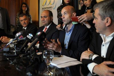 Dietrich lanz� obras, incomod� a Manzur y critic� al kirchnerismo