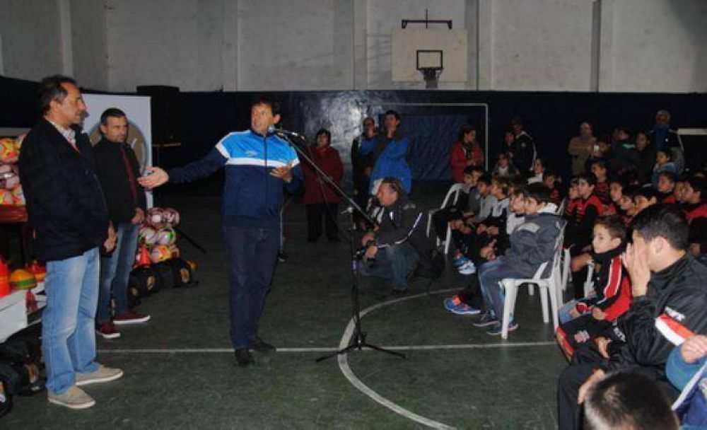 La Fundacin Juan Curuchet entreg material deportivo a clubes de Mar del Plata