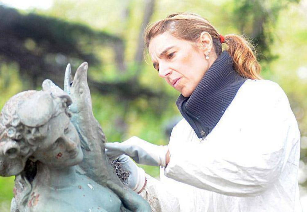 La mujer que salva las esculturas que sobreviven en las plazas