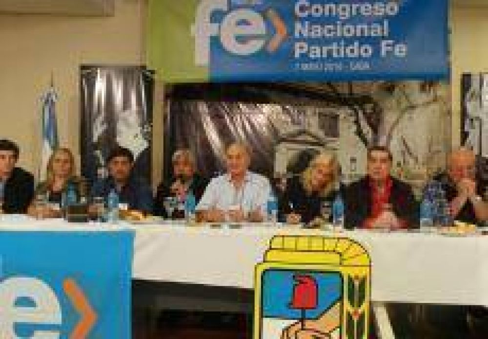 Salazar presente en el congreso anual del Partido Fe
