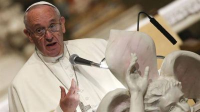 El Papa insta a la UE a no criminalizar a emigrantes ilegales