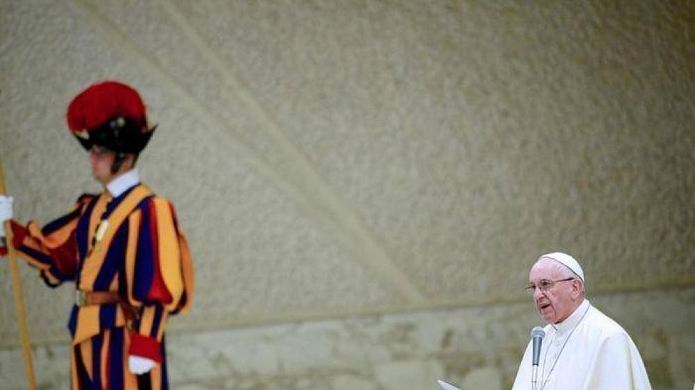 Francisco a la Guardia Suiza: hagan experiencia de fraternidad entre ustedes