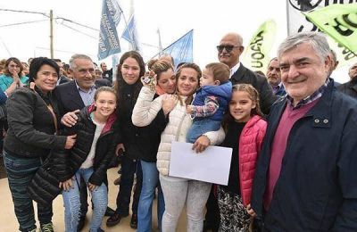 Sarmiento: Das Neves entreg� 39 casas y anunci� m�s