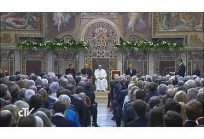 �Sue�o una Europa que promueva y proteja los derechos de cada uno�, el Papa al recibir el Premio Carlomagno