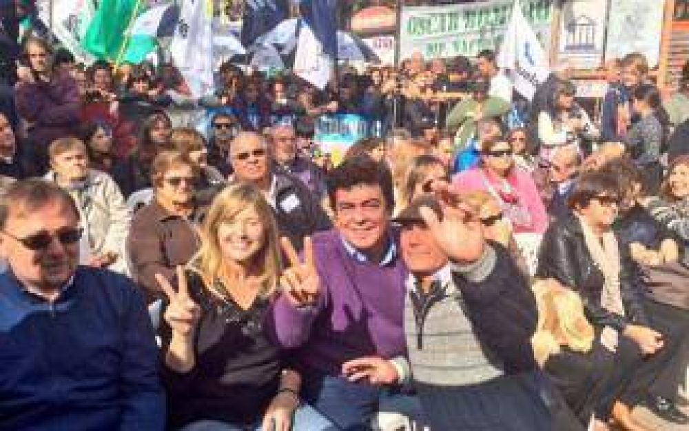 Acto por aniversario del nacimiento de Evita en Los Toldos: Espinoza dispar� contra Macri