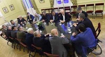 Macri, suave con los sindicatos, evit� repetir que vetar� la ley antidespidos