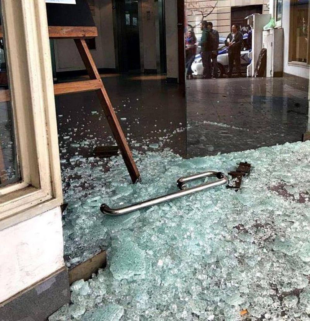 Luego de un ataque a su sede, el PJ La Plata denunci� una �inusitada ola de violencia pol�tica�