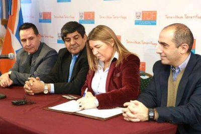 Bertone volvi� a Casa de Gobierno y firm� el llamado a licitaci�n para obra p�blica