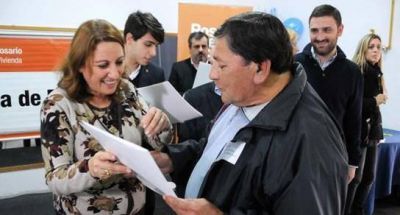 Vivienda p�blica: entregaron escrituras a 142 familias
