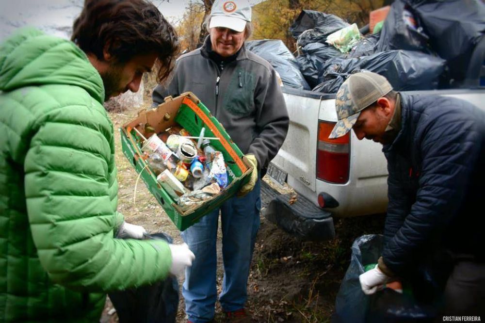 Juntaron m�s de 100 bolsas de basura en el R�o Limay