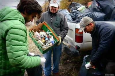 Juntaron m�s de 100 bolsas de basura en el R�o Limay